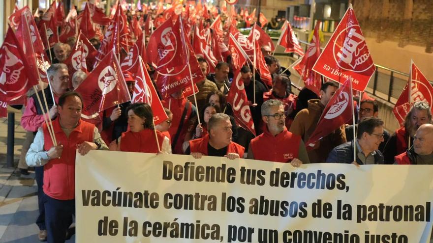 Trabajadores de la cerámica se manifiestan en Castelló ante su &quot;merma grave&quot; de ingresos