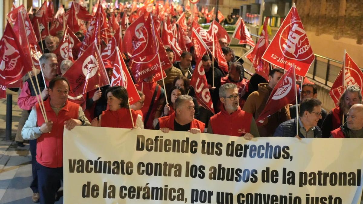 Paso de la manifestación por la calle San Luis de Castelló.