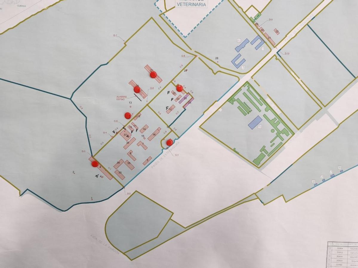 Plano de la obra con los edificios que ya han sido derribados marcados con una chincheta.