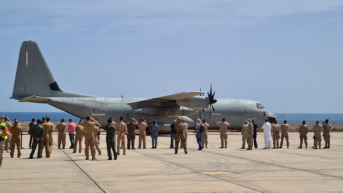 Participantes en el curso de transporte aéreo táctico militar europeo junto al avión del Ejército del Aire de Italia.