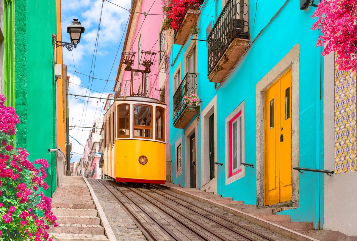 Los tranvías y funiculares ayudan a sortear las pendientes que hay por la ciudad