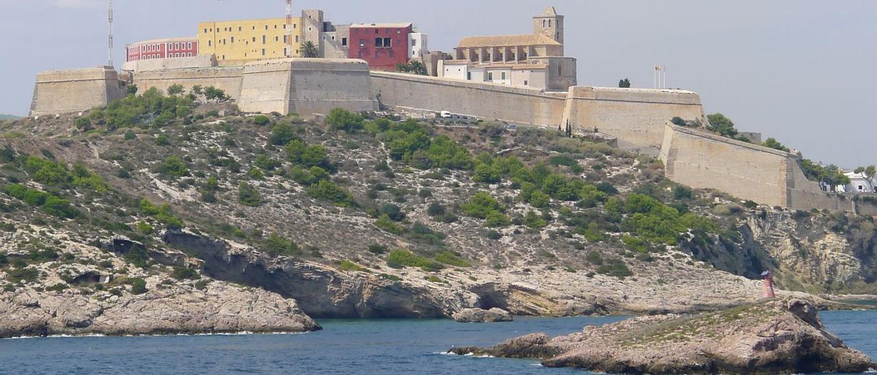 Dalt Vila antes después (hace cinco) de las obras de ampliación del Parador de Turismo.