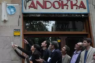 Barcelona recuerda al actor José Sazatornil, 'Saza', instalando una placa en la casa donde nació