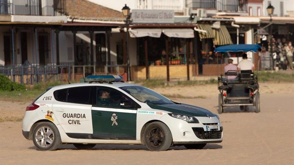 Vehículo de la Guardia Civil en la Aldea del Rocío