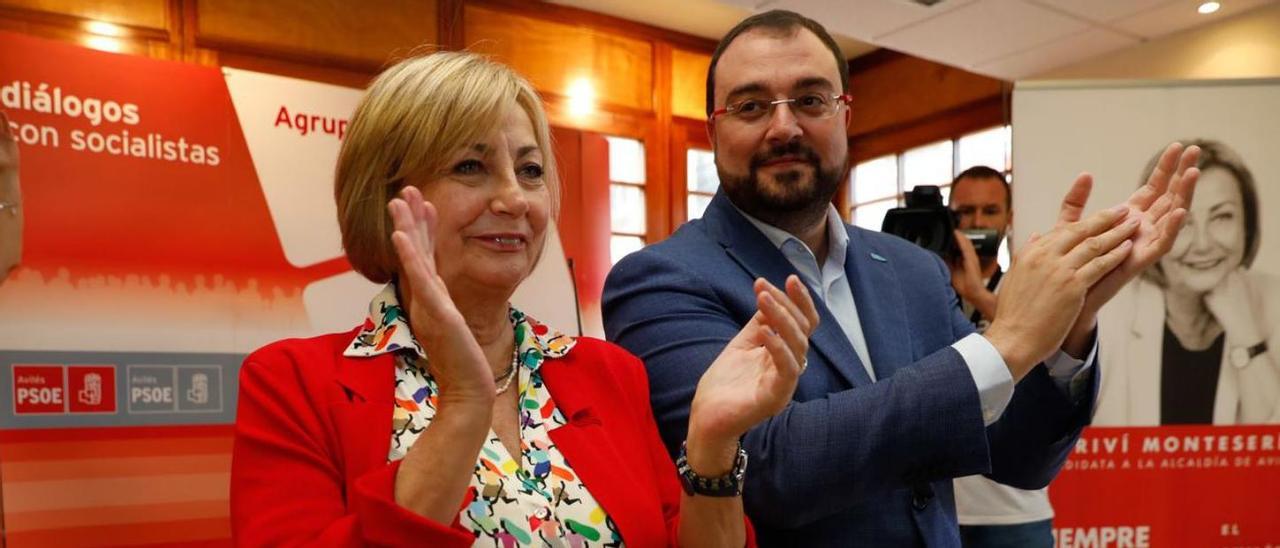 Mariví Monteserín y Adrián Barbón, en el acto de proclamación de la primera como candidata a la Alcaldía,  ayer, en la  Casa del Pueblo. Junto a estas líneas, flanqueada por Luis Ramón Fernández Huerga y Santiago Rodríguez Vega. | Mara Villamuza