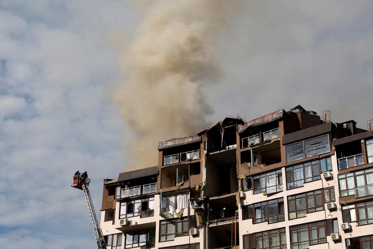 Edificio residencial en Kiev, dañado por un ataque con misiles rusos.