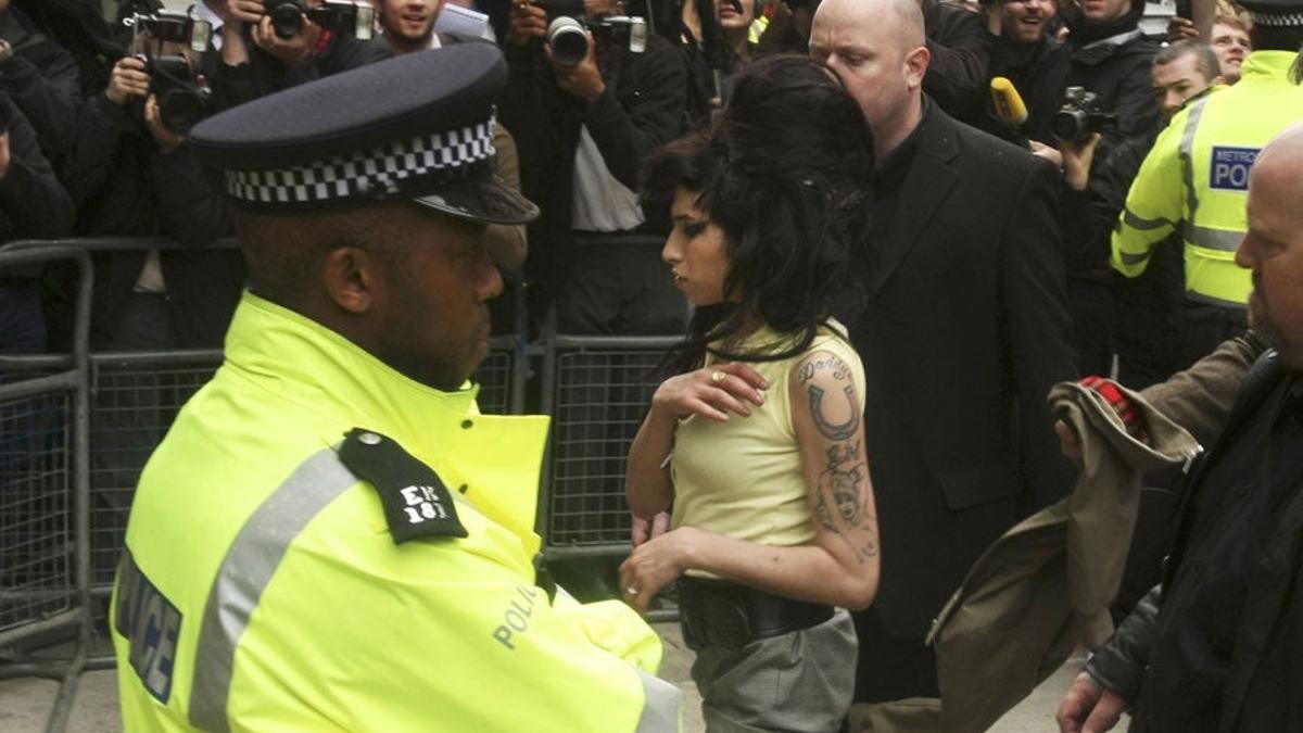 Amy Winehouse, libre tras agredir a dos personas