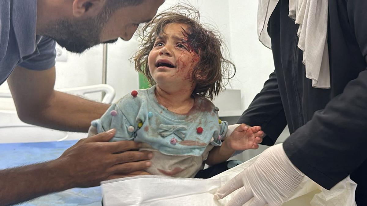 Una nena palestina ferida en l’atac israelià és atesa en un hospital, a Rafah. | MOAZ ABU TAHA / REUTERS