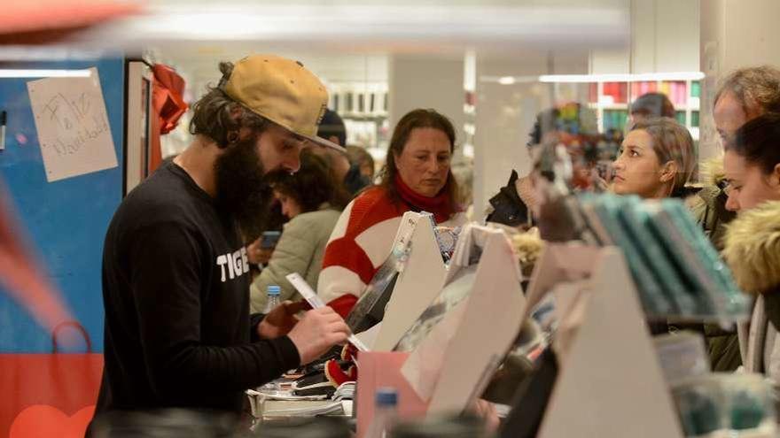 Un trabajador en el interior de un comercio en el centro de Pontevedra. // Rafa Vázquez