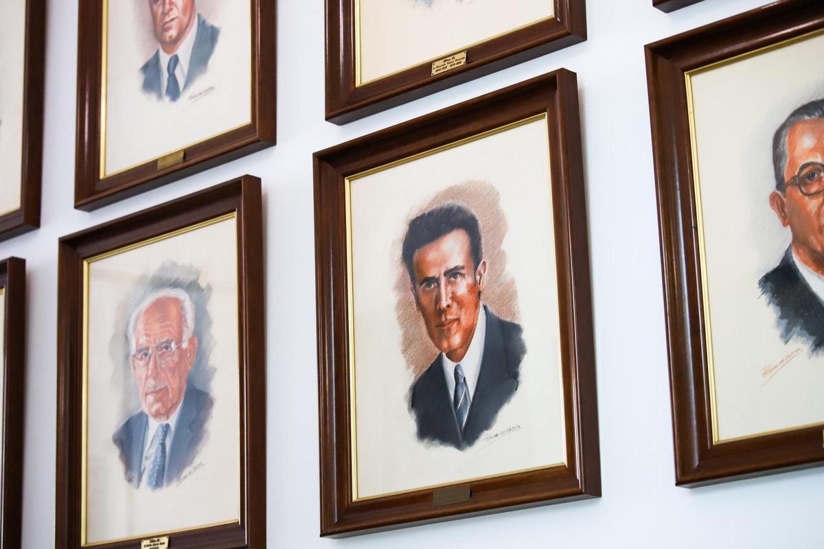 Retrato del alcalde en la pared del Ayuntamiento.