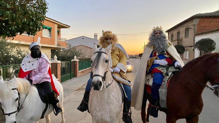 GALERÍA | Los Reyes Magos llegan al trote a Torres del Carrizal