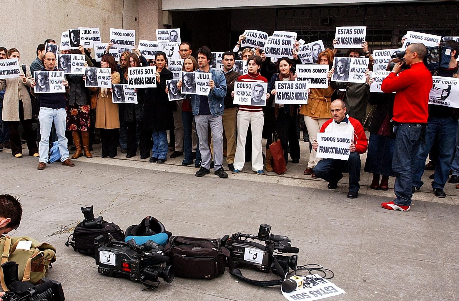 Concentración de reporteros ante el Concello de Vigo pocos días después de la muerte de Couso.