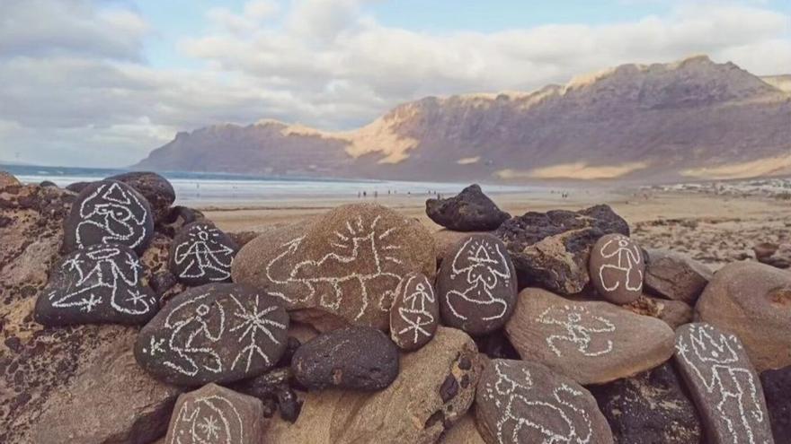 Nueva polémica en Lanzarote por la pintura de otro artista en una casa en ruinas y en la playa de Famara.