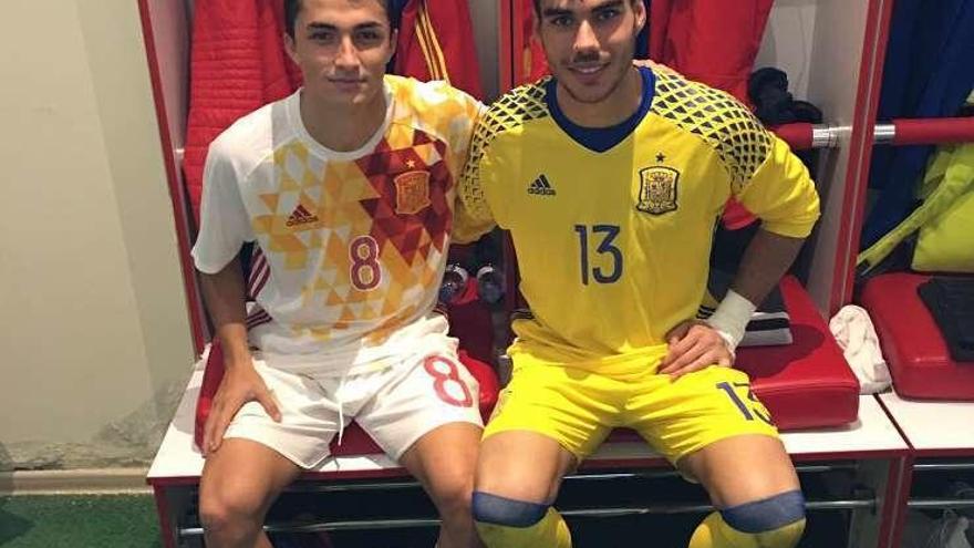 Manu García, izquierda, y Dani Martín, ayer, en el vestuario de la selección española sub-19.