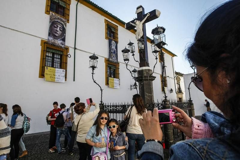 GALERÍA GRÁFICA / Colas para rendir culto a la Virgen de los Dolores