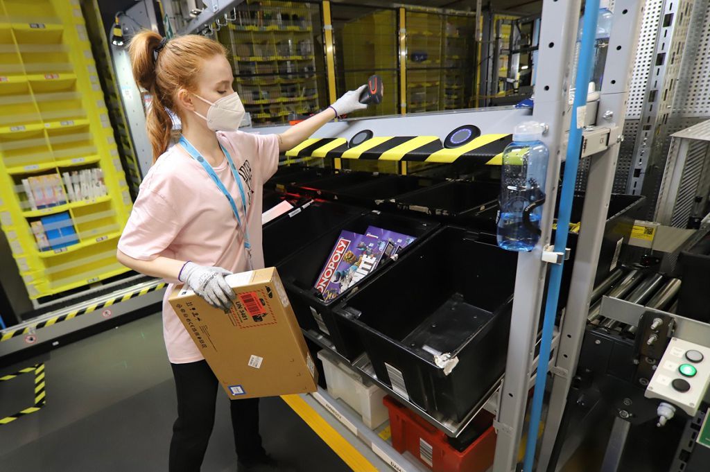 Inauguración del centro logístico de Amazon en Murcia