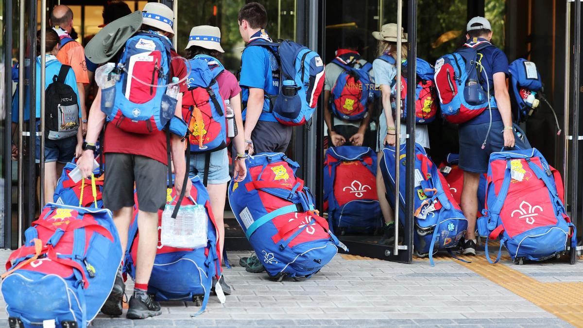 Participantes del 25 World Scout Jamboree entrando en el hotel de reubicación