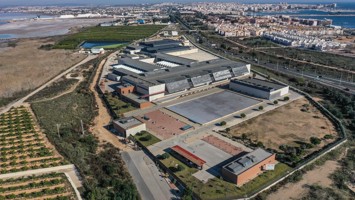 Planta desalinizadora de Torrevieja. Al fondo el casco urbano de la ciudad, el mar a la derecha y la laguna rosa a la izquierda