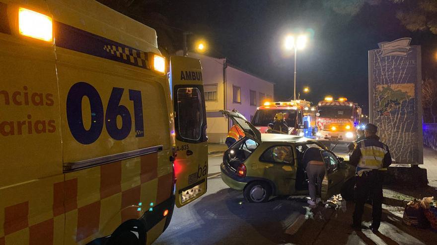 El vehículo siniestrado en Boiro // Bombeiros Boiro