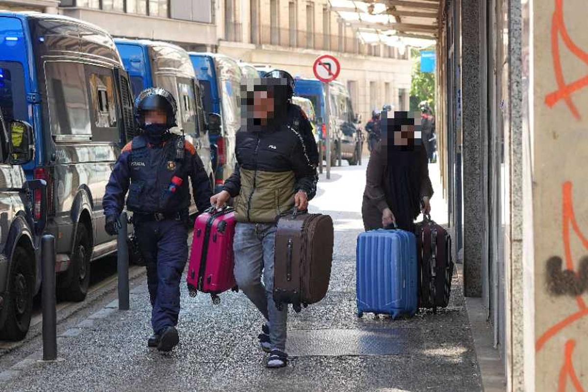 Les imatges del desallotjament per emergència el bloc ocupat de la ronda Ferran Puig de Girona Les imatges del desallotjament per emergència el bloc ocupat de la ronda Ferran Puig de Girona