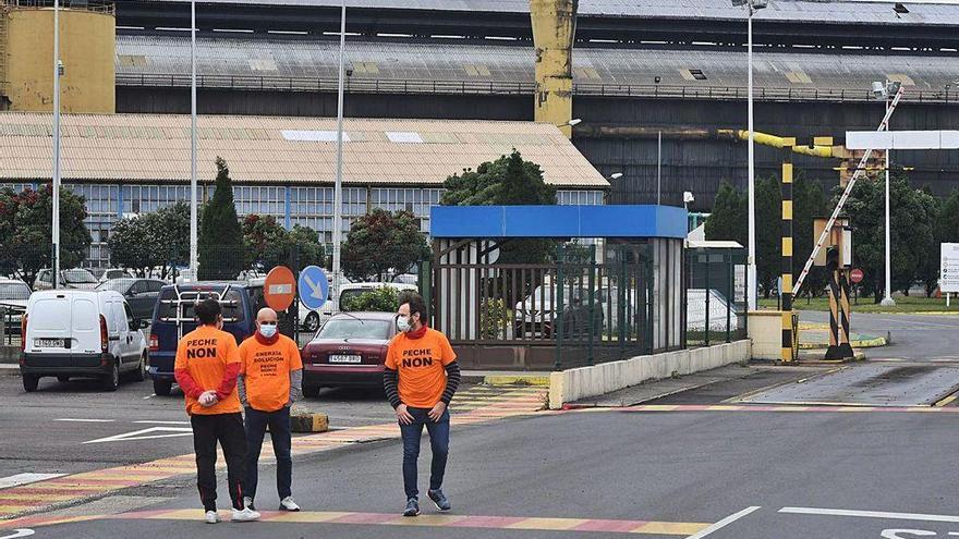 Trabajadores de Alu Ibérica, a las puertas de la factoría en A Coruña.