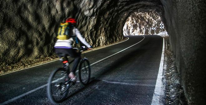 Un ciclista atravesando el túnel de la carretera del Preventorio de Alcoy.