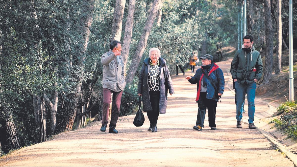 Maria Assumpció Vilà i Planas, la Síndica actual, con vecinos de la ciudad en el 2019.