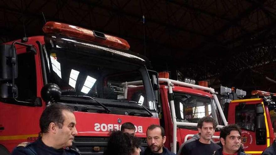 Laura Rivera con uno de los sindicatos de bomberos.