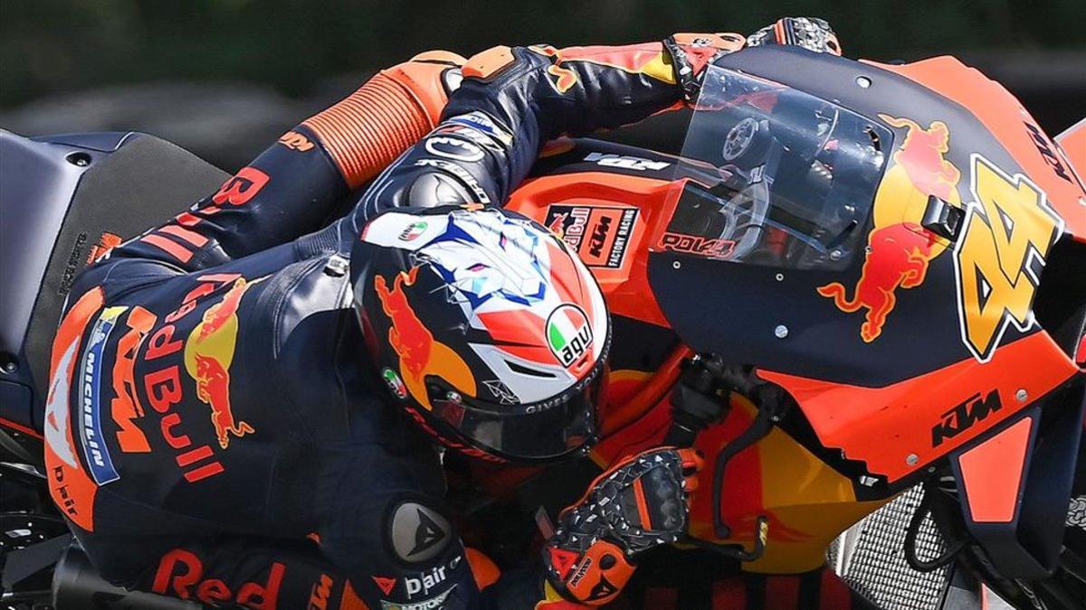 Pol Espargaró trazando una curva de derechas con su KTM