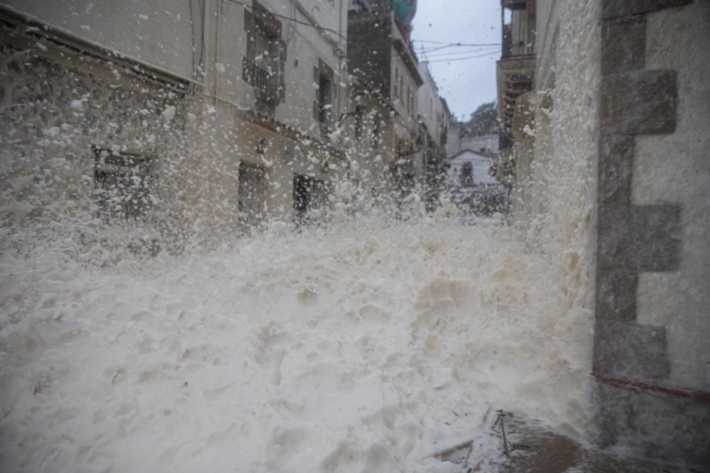 El temporal omple d'escuma de mar carrers de Tossa de Mar