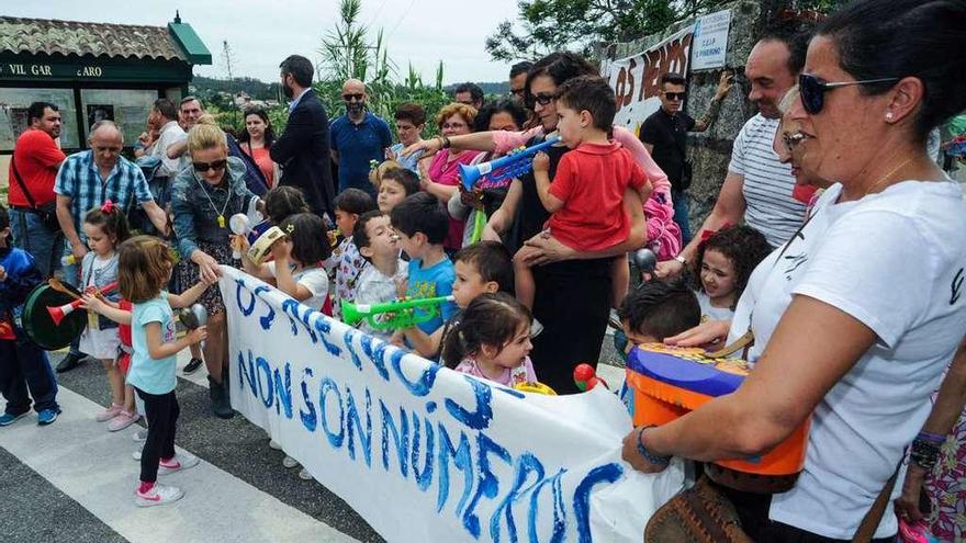 Uno de los actos reivindicativos de los padres del colegio O Piñeiriño. // Iñaki Abella