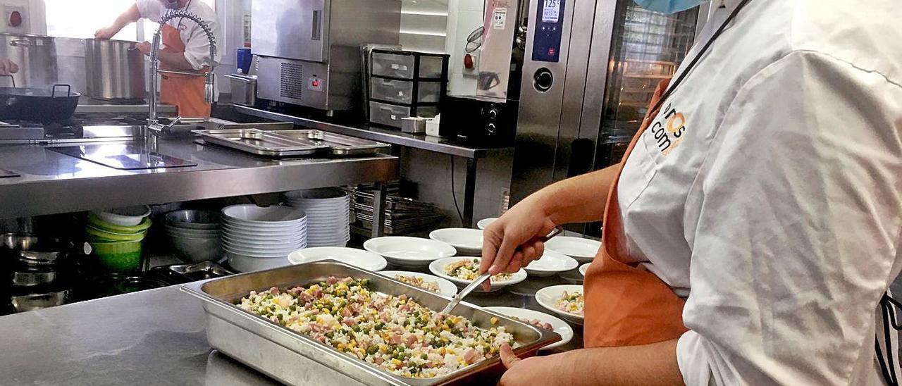 Preparación de los menús en las cocinas de Aproscom. | S.S.