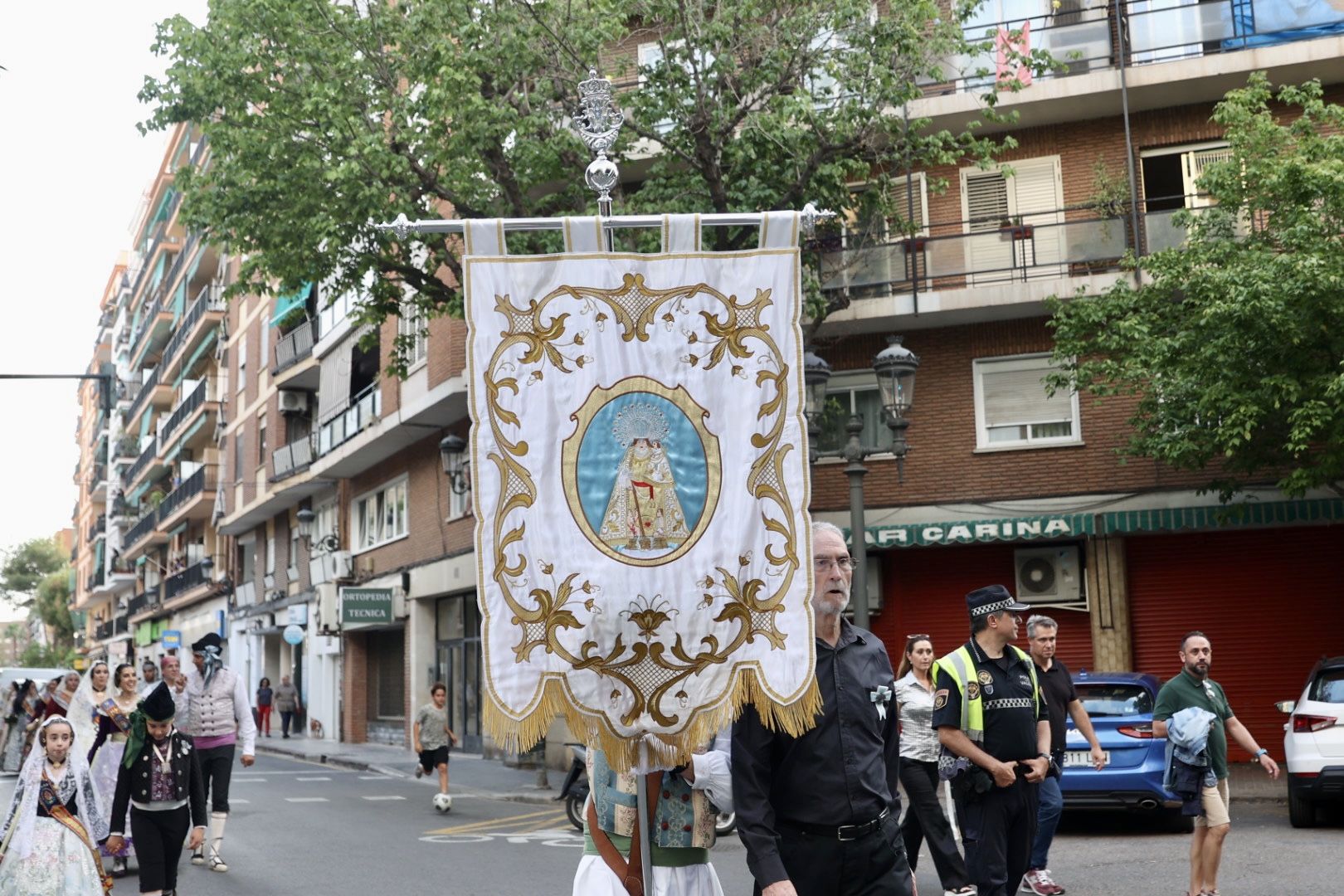 Paula Nieto y la corte acompañan a la Virgen en su "passejà" por Olivereta