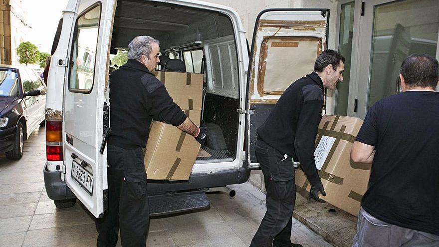 Operarios descargan cajas con la causa del PGOU el día que llegó a la Audiencia de Alicante en noviembre de 2018.