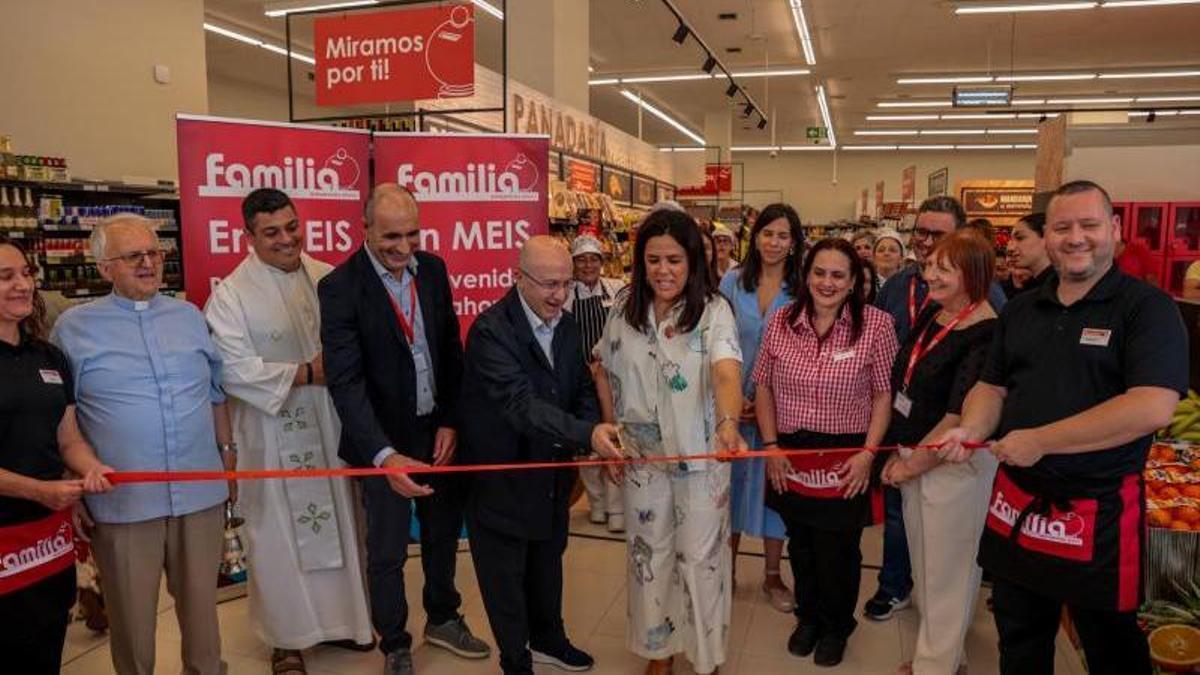Autoridades y responsables de la compañía en la inauguración.