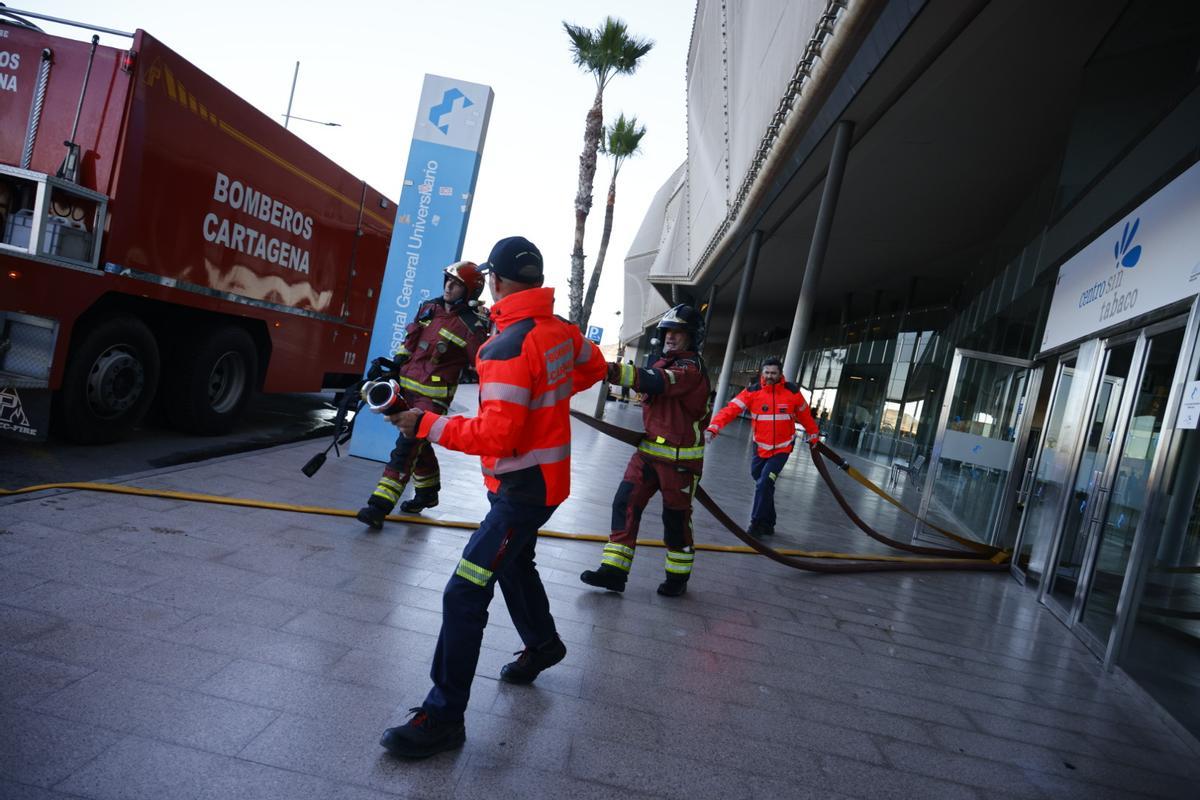 Tensión en las puertas del Hospital Santa Lucía de Cartagena durante el incendio