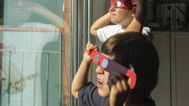En Martín i en Mateo, provant les ulleres que faran servir el dia 12. | BELÉN GONZÁLEZ.