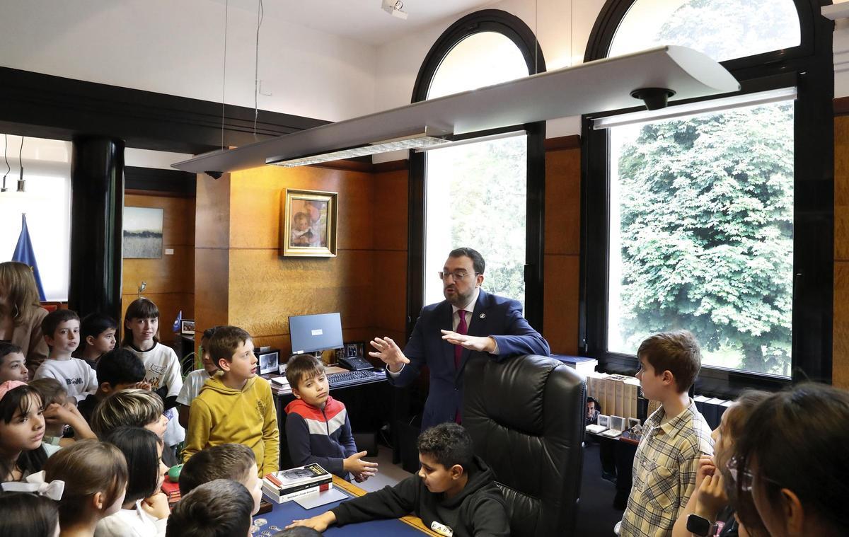 Barbón, el perfecto anfitrión de los alumnos del colegio Príncipe de Asturias