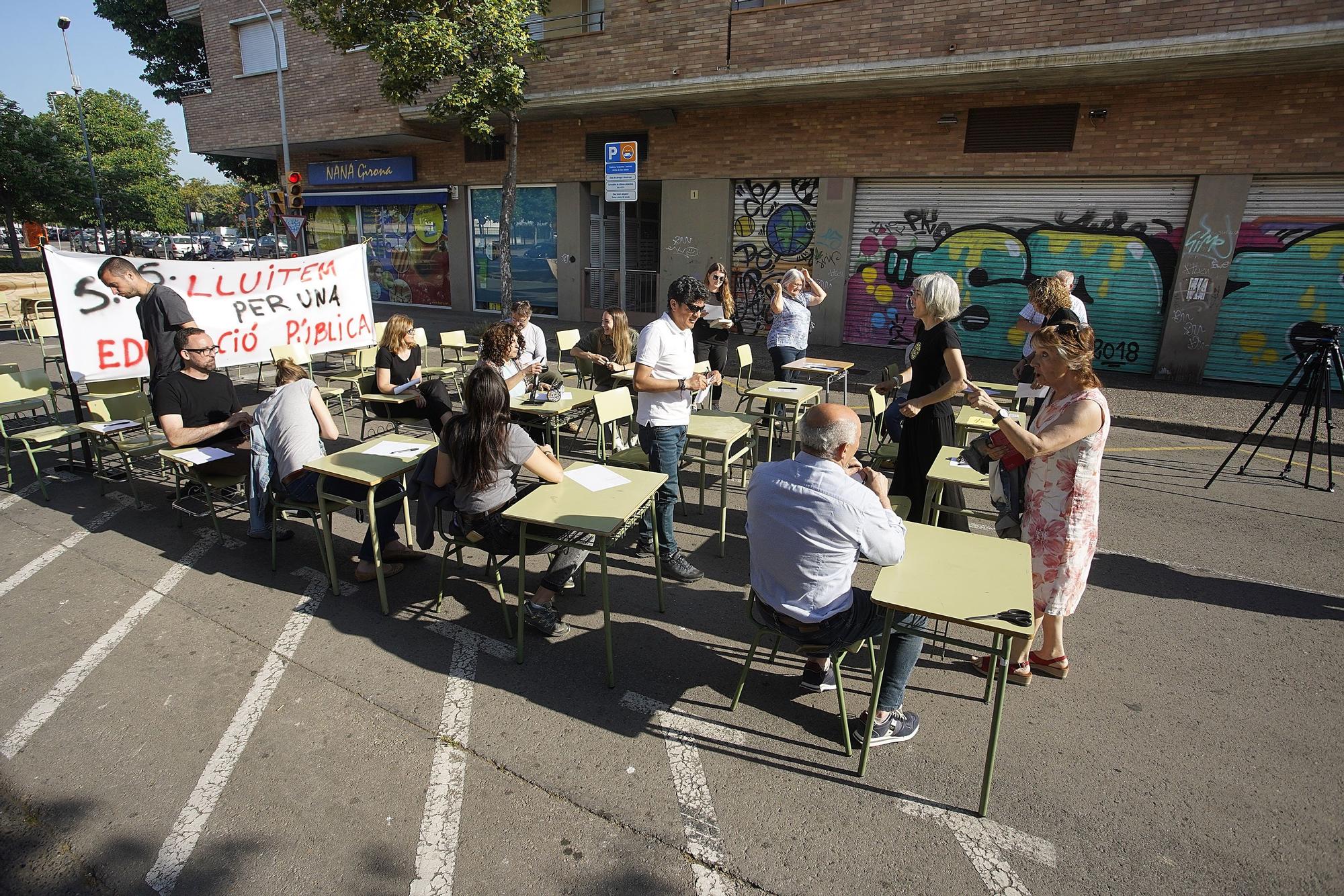 Professors del Sobrequés de Girona tallen el carrer i hi munten una aula