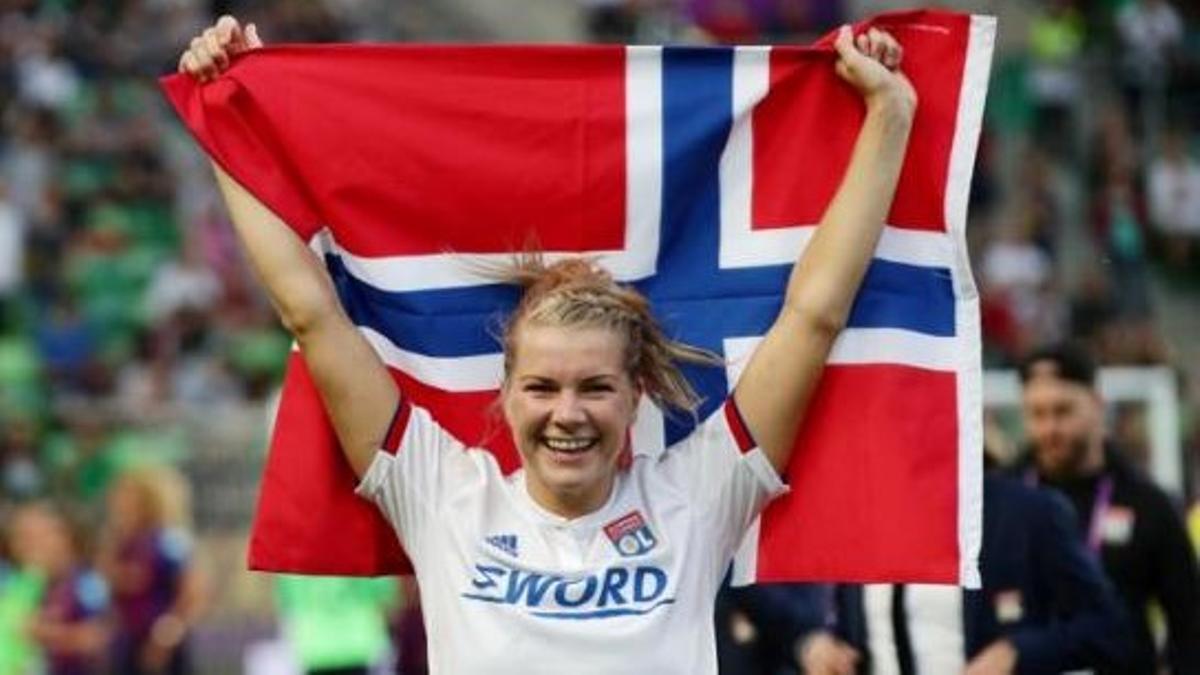 Ada Hegerberg, con la bandera de Noruega. 