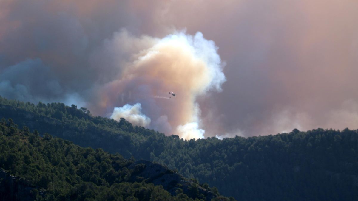 Un helicòpter tira aigua a la Vall de Vinyes de Paüls cap on sha desplaçat l'incendi més actiu.