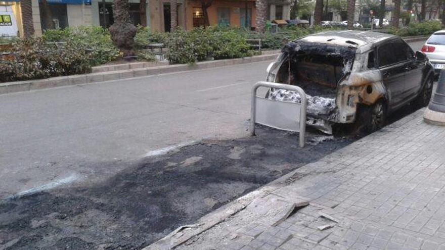 Arden dos contenedores de basura y un automóvil en Valencia