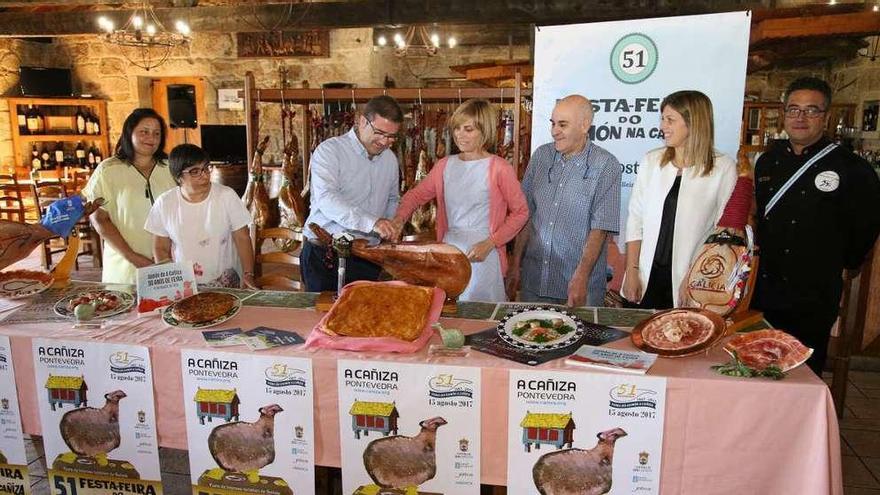 Miguel Domínguez y la directora de Turismo de Galicia, Nava Castro, durante la presentación. // A. Gutiérrez