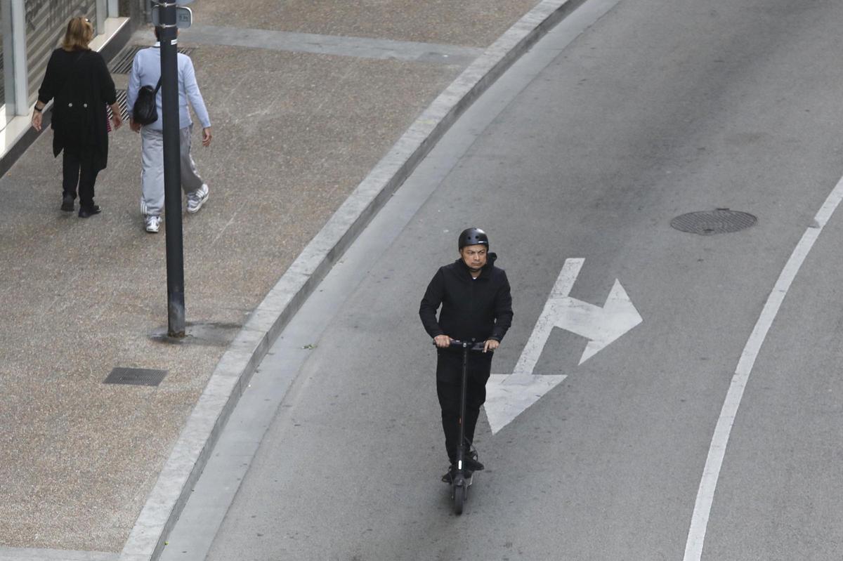 Un conductor circulant pel carrer Migdia de Girona, en una imatge d'arxiu.