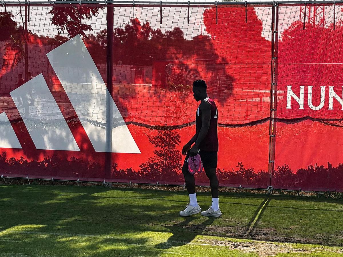 Akor Adams entrena este miércoles a disposición de Luis García Plaza esperando a que se resuelva su salida al Venezia