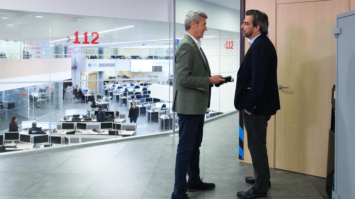 Alfonso Rueda, a la izquierda, y Diego Calvo, este martes en el centro de emergencias de A Estrada.