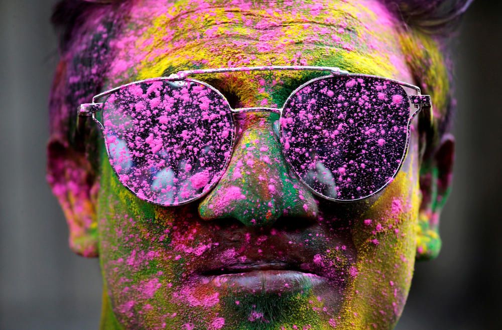 La India da la bievenida a la primavera con el tradicional festival Holi