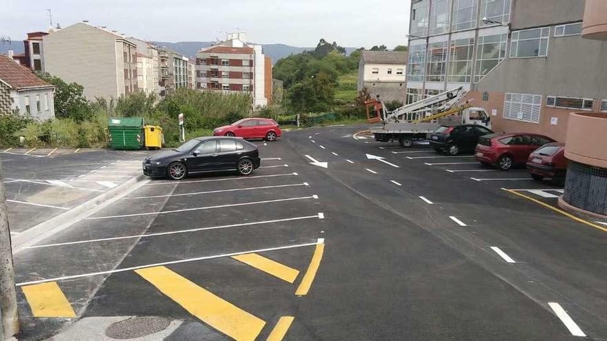 El pintado de las nuevas plazas de aparcamiento concluidas ayer. // Santos Álvarez