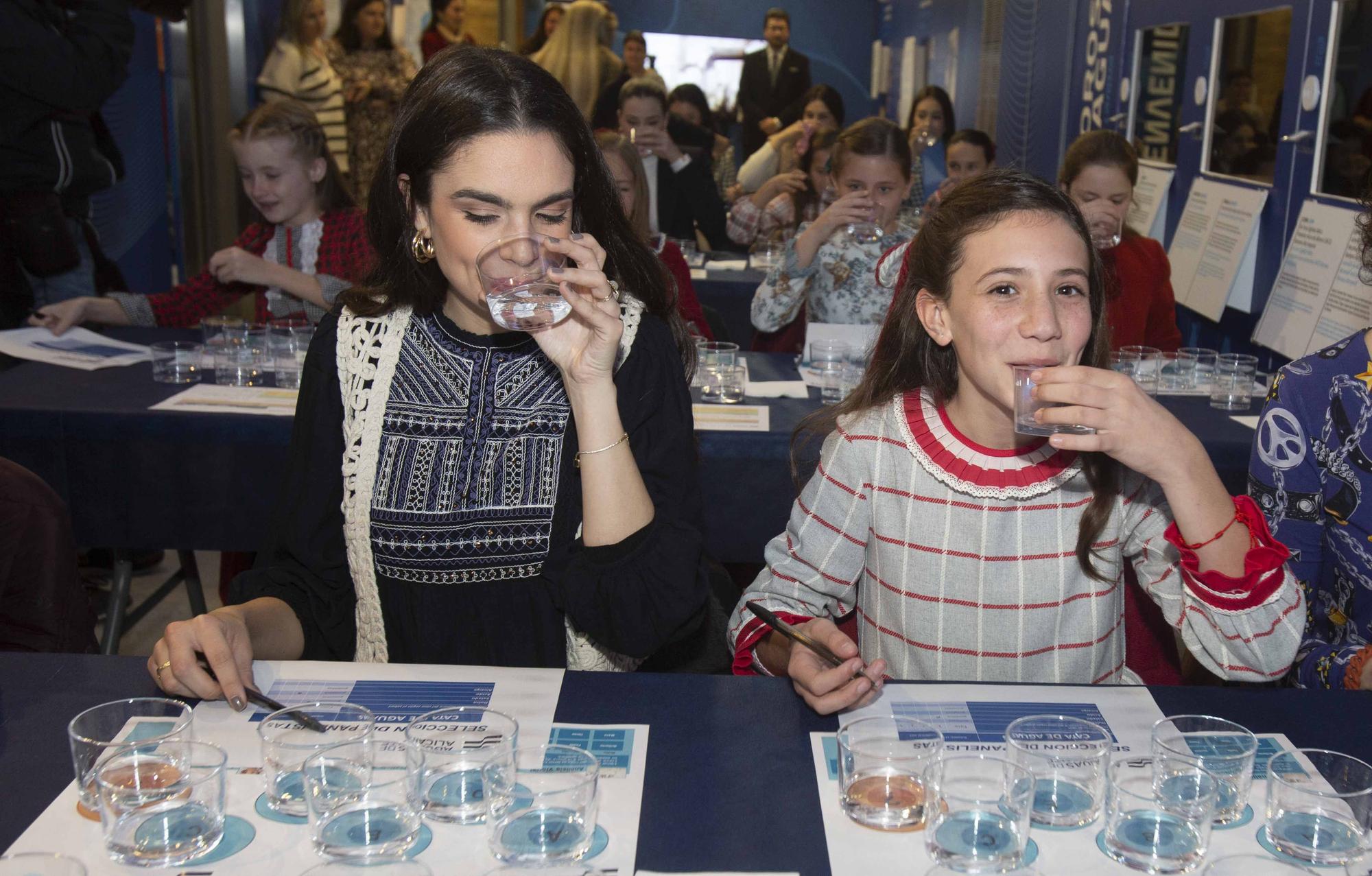 Las Belleas del Foc y sus damas hacen una cata de agua "a ciegas" en el Museo de Aguas de Alicante