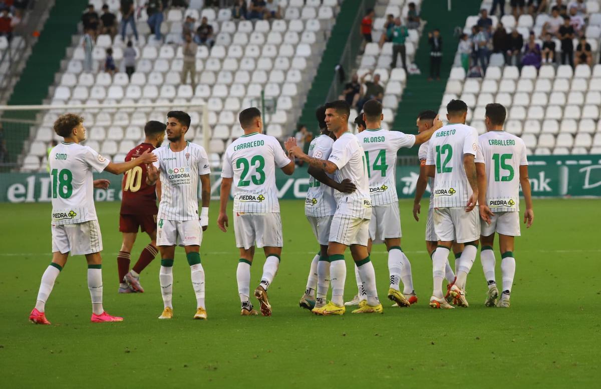 Los futbolistas del Córdoba CF se felicitan por el triunfo ante el Badajoz.